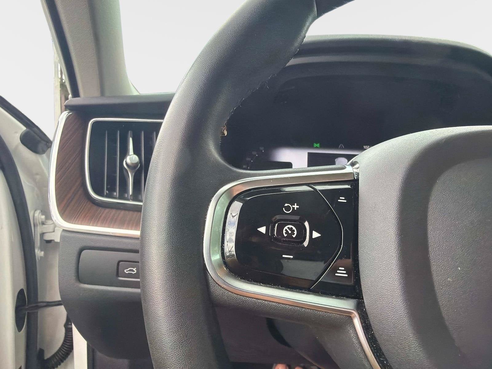 Certified 2024 Volvo XC60 B5 Plus w/ Protection Package Premier AWD/4WD image 27