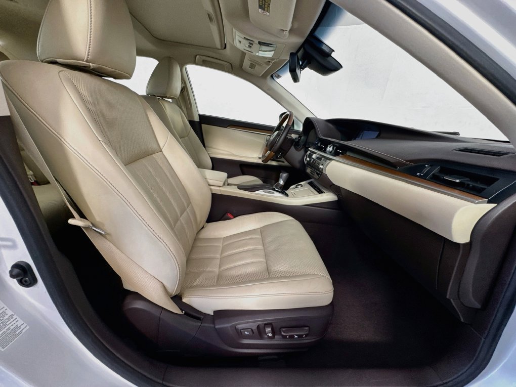 Used 2017 Lexus ES 300h w/ Luxury Package FWD image 29