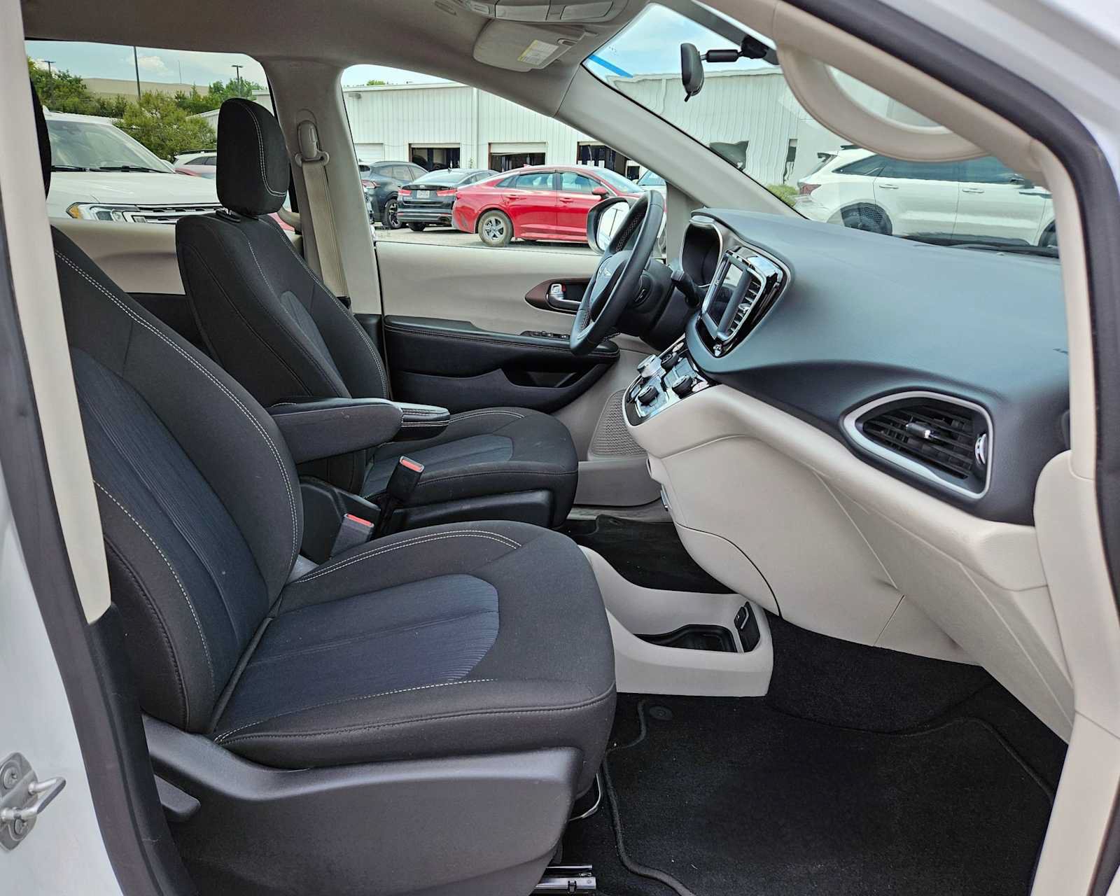 Used 2022 Chrysler Voyager LX FWD image 19