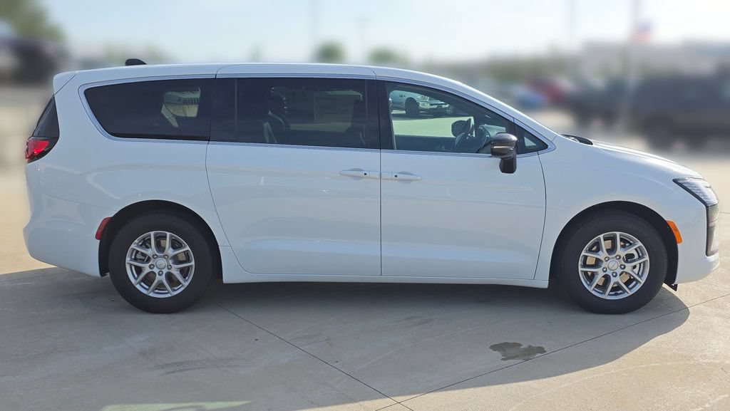 New 2027 Chrysler Pacifica Select FWD image 6
