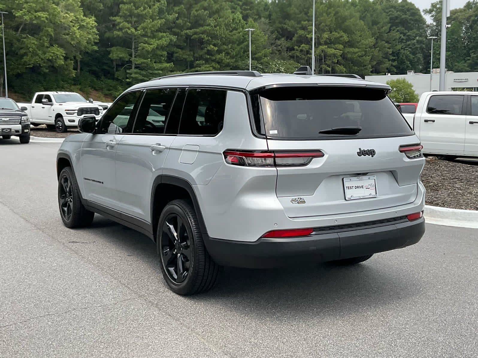 Used 2023 Jeep Grand Cherokee L Laredo RWD image 3
