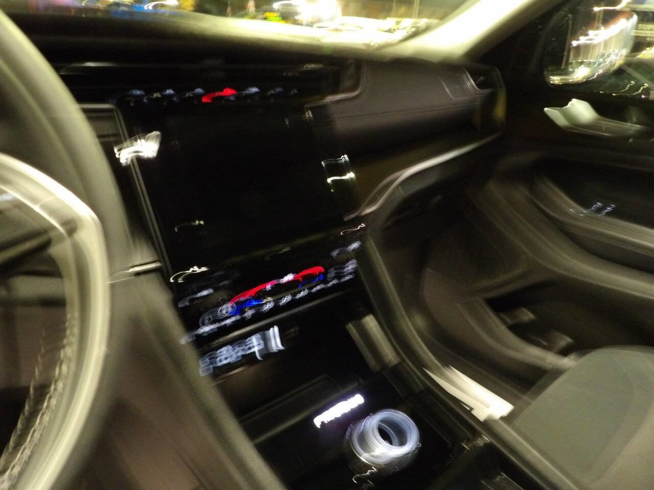 Used 2023 Jeep Grand Cherokee Laredo image 12