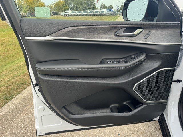 New 2025 Jeep Grand Cherokee Limited w/ Trailer Tow Package image 8