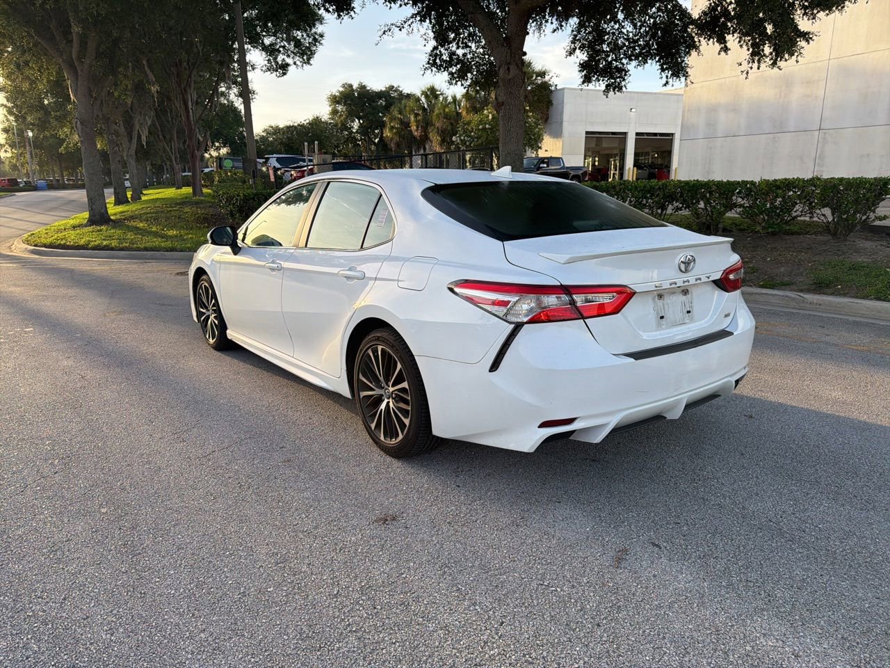 Used 2020 Toyota Camry SE FWD image 3