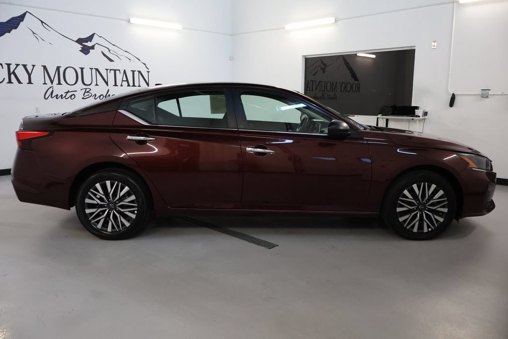 Used 2025 Nissan Altima 2.5 SV AWD/4WD image 8