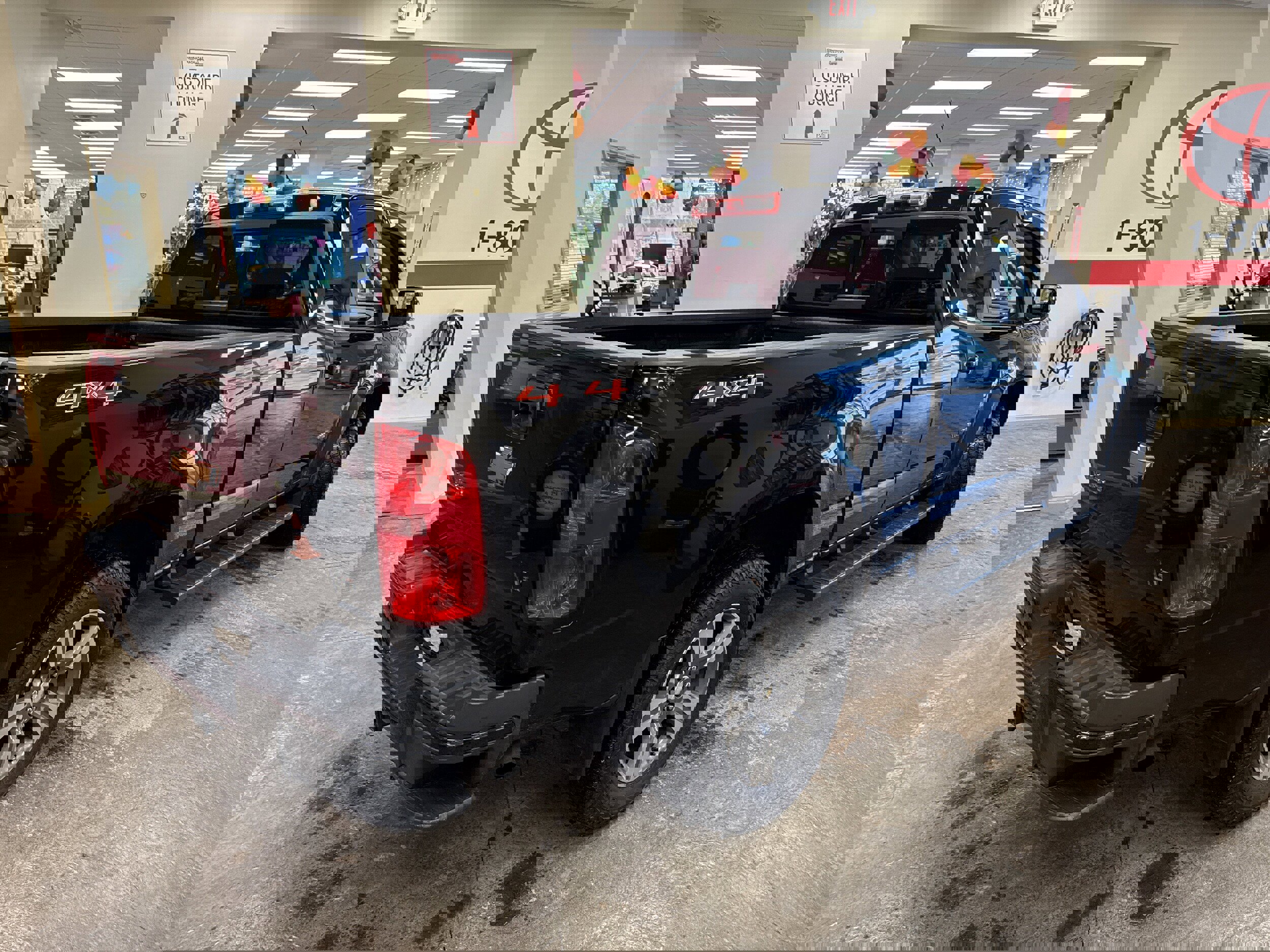 Used 2017 Chevrolet Colorado LT w/ LT Convenience Package AWD/4WD image 11