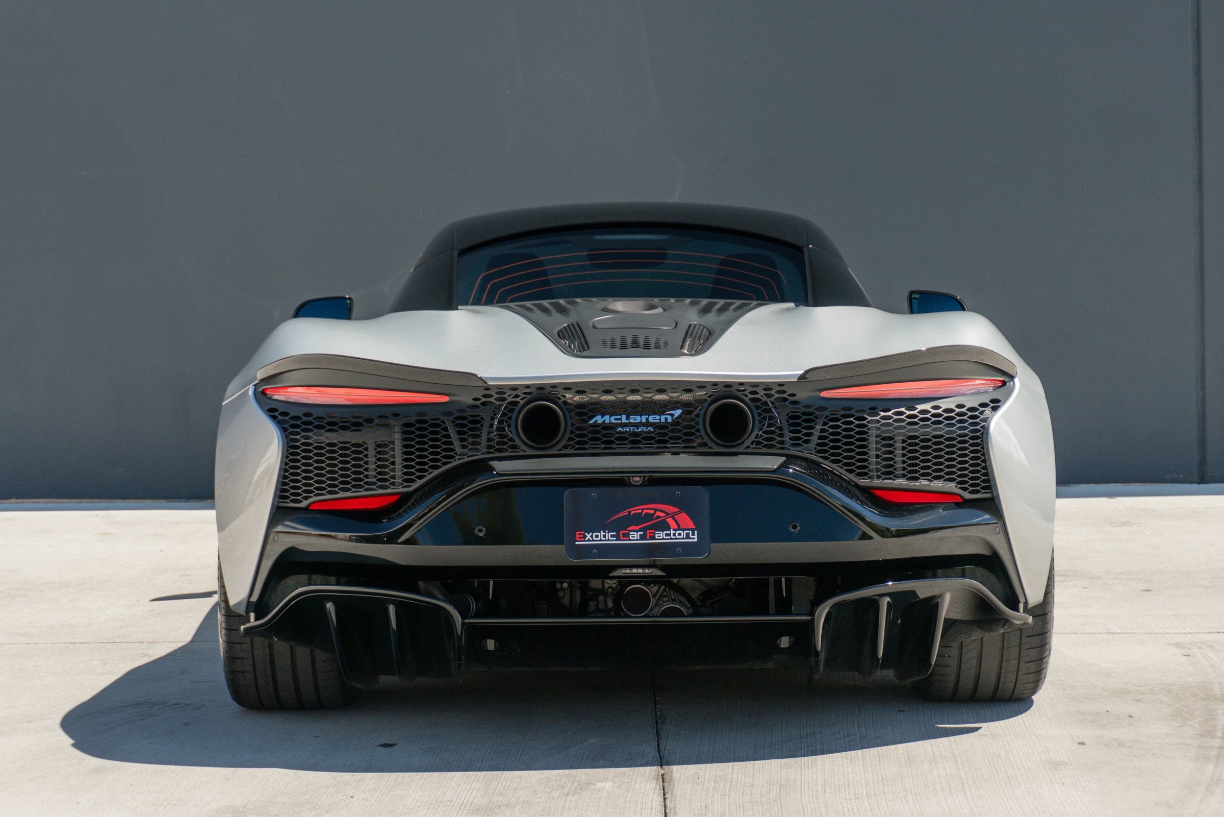 Used 2023 McLaren Artura RWD image 11