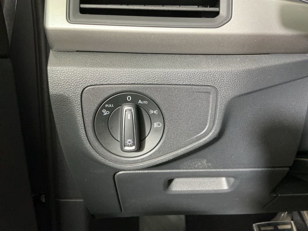 Used 2020 Volkswagen Atlas Cross Sport SE w/ Panoramic Sunroof Package image 20