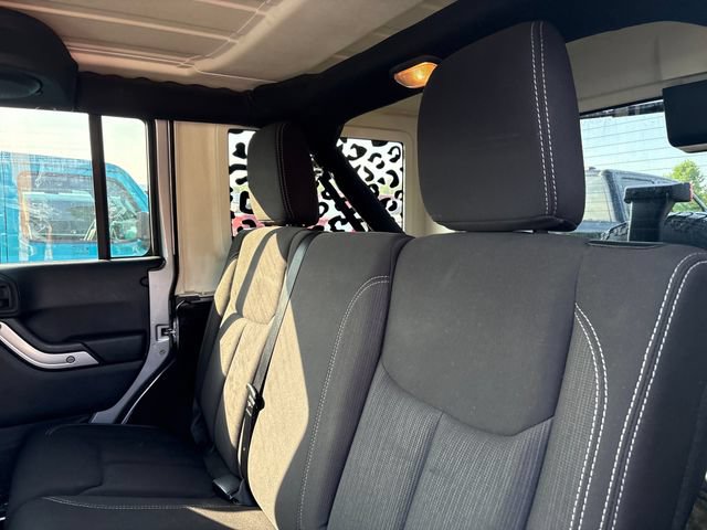 Used 2014 Jeep Wrangler Unlimited Rubicon w/ Connectivity Group AWD/4WD image 10