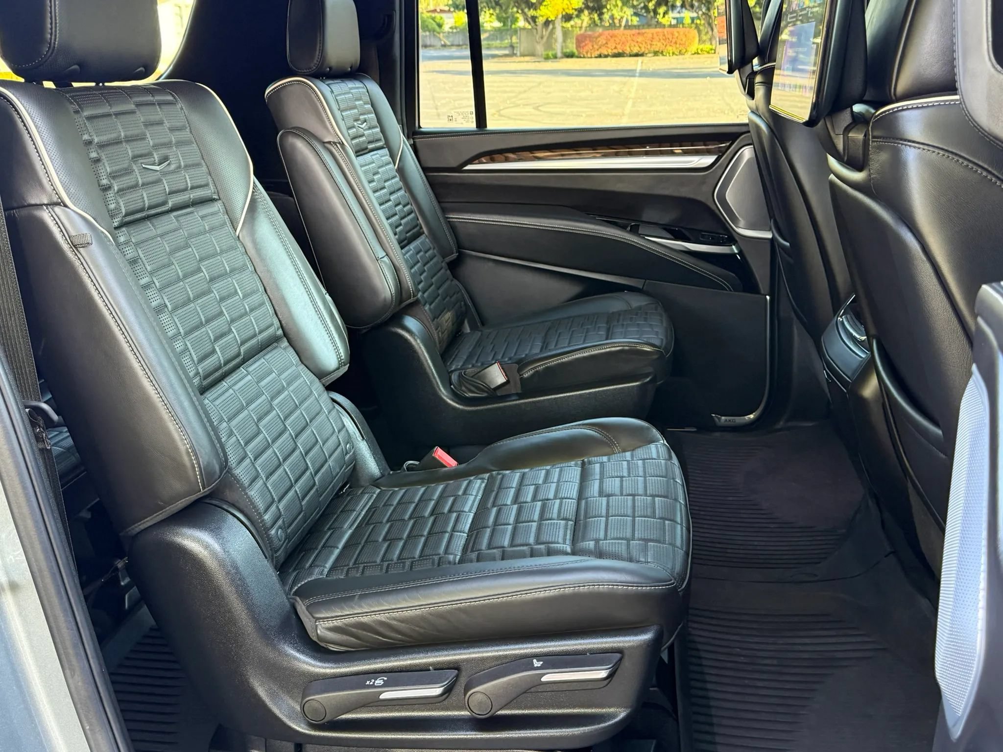 Used 2026 Cadillac Escalade ESV Platinum Sport w/ LPO, ONYX Package AWD/4WD image 31