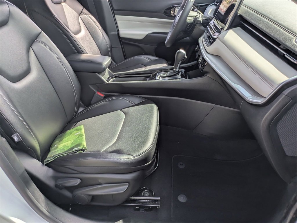 Used 2025 Jeep Compass Limited image 28