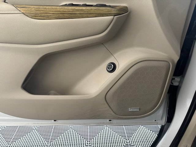 Used 2018 GMC Acadia Denali w/ Technology Package AWD/4WD image 17