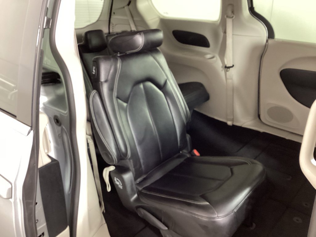 Used 2024 Chrysler Pacifica Touring-L image 10