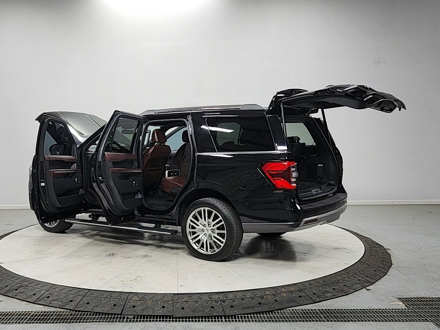 Used 2024 Ford Expedition Limited image 13