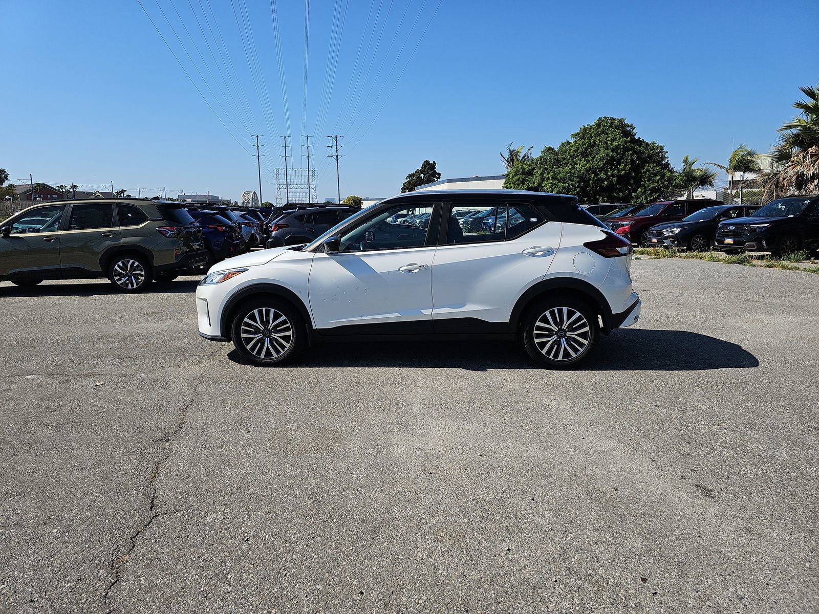 Used 2023 Nissan Kicks SV image 4