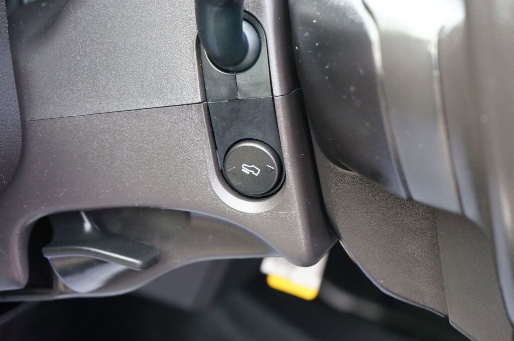 Used 2012 Ford F350 Lariat w/ Lariat Interior Pkg image 19