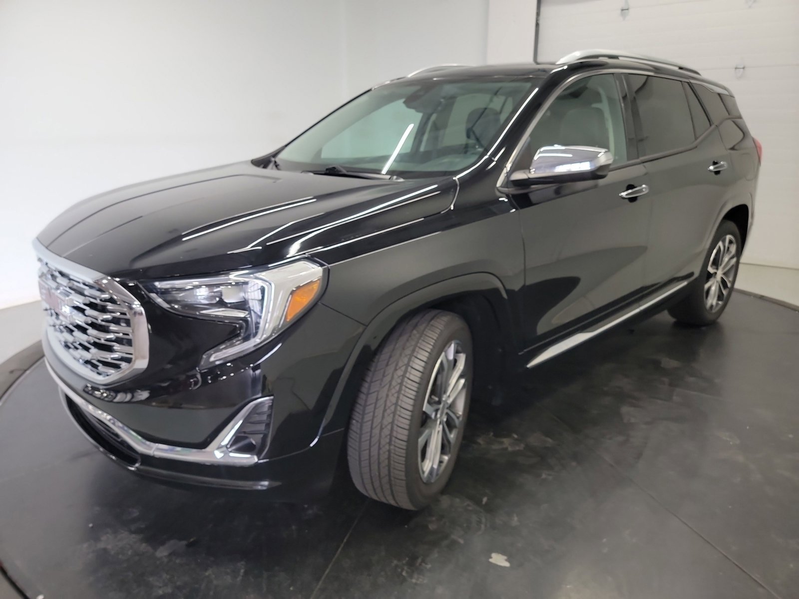 Used 2018 GMC Terrain Denali w/ Driver Alert Package II FWD image 3