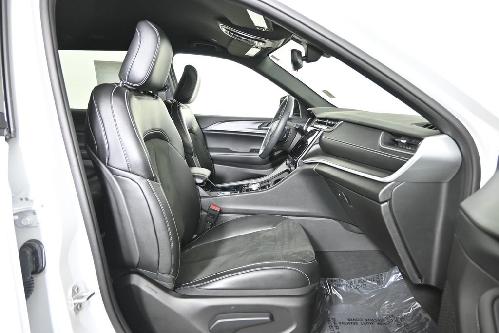 Used 2023 Jeep Grand Cherokee L Laredo AWD/4WD image 13
