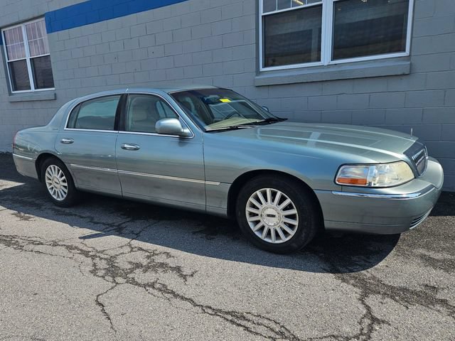Used 2004 Lincoln Town Car Signature RWD image 3