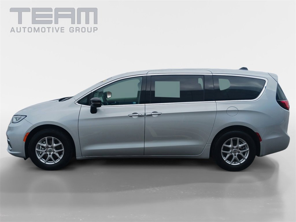 Used 2024 Chrysler Pacifica Touring-L image 4