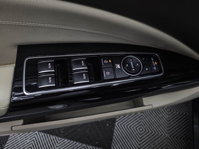 Used 2015 Kia K900 Premium w/ Interior Highline Package RWD image 32
