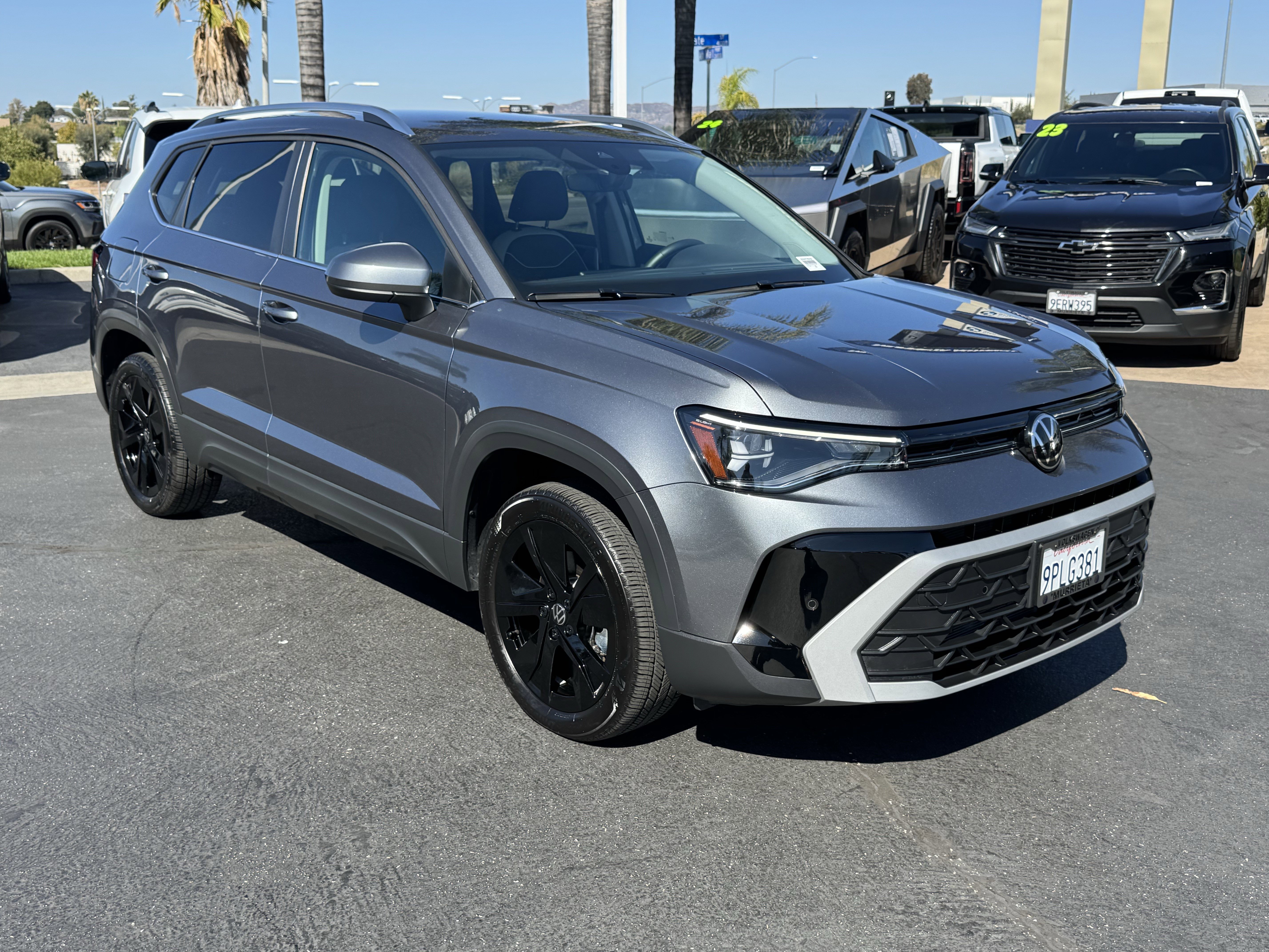 Used 2025 Volkswagen Taos SE image 2