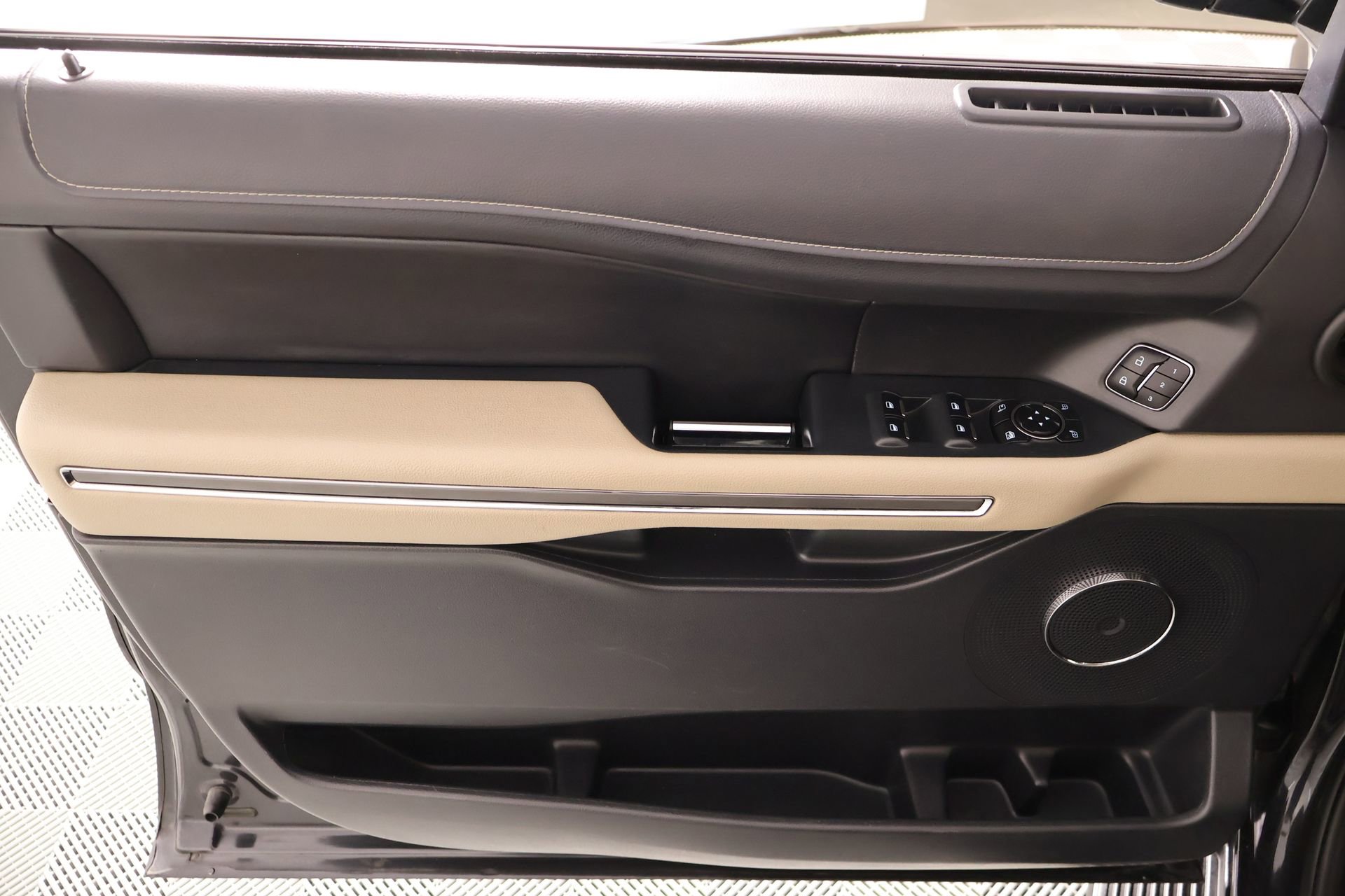 Used 2024 Ford Expedition Max XLT image 18