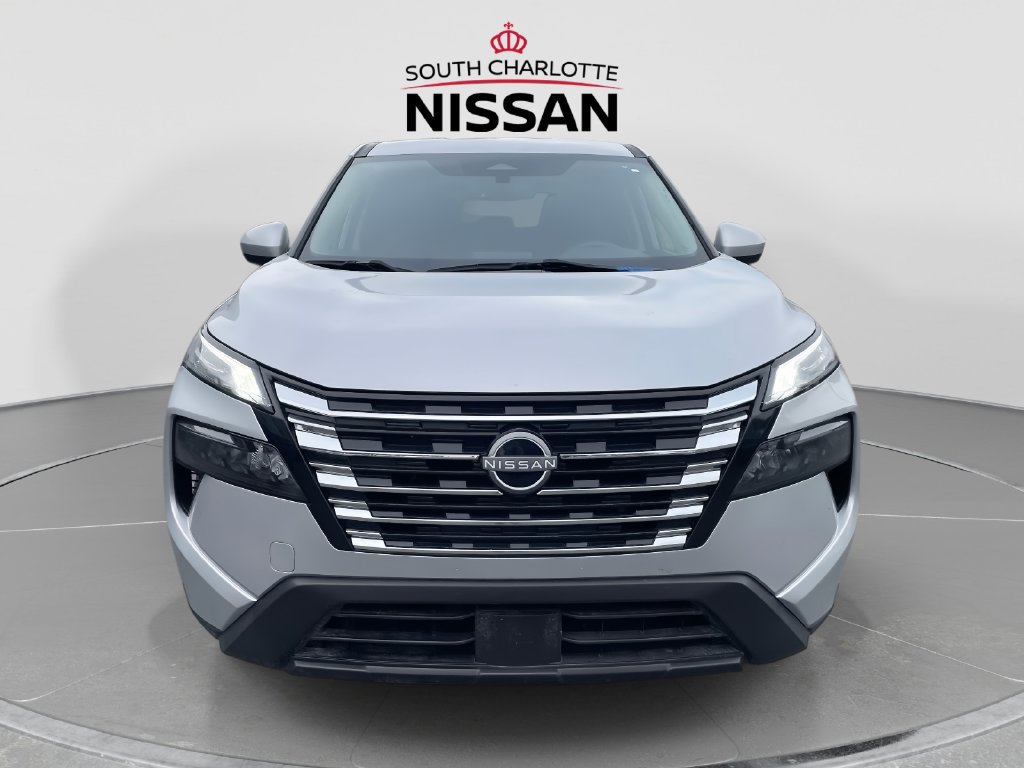 Used 2024 Nissan Rogue SV FWD image 2