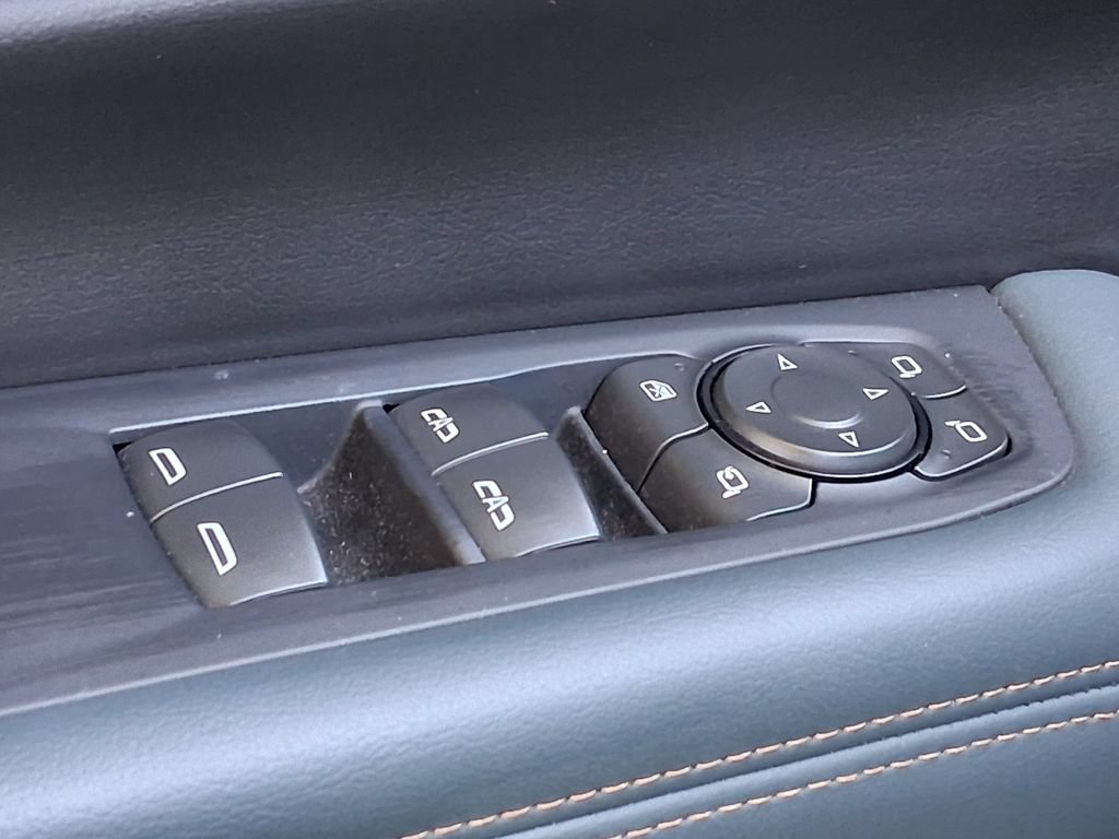Used 2025 GMC Yukon AT4 AWD/4WD image 17