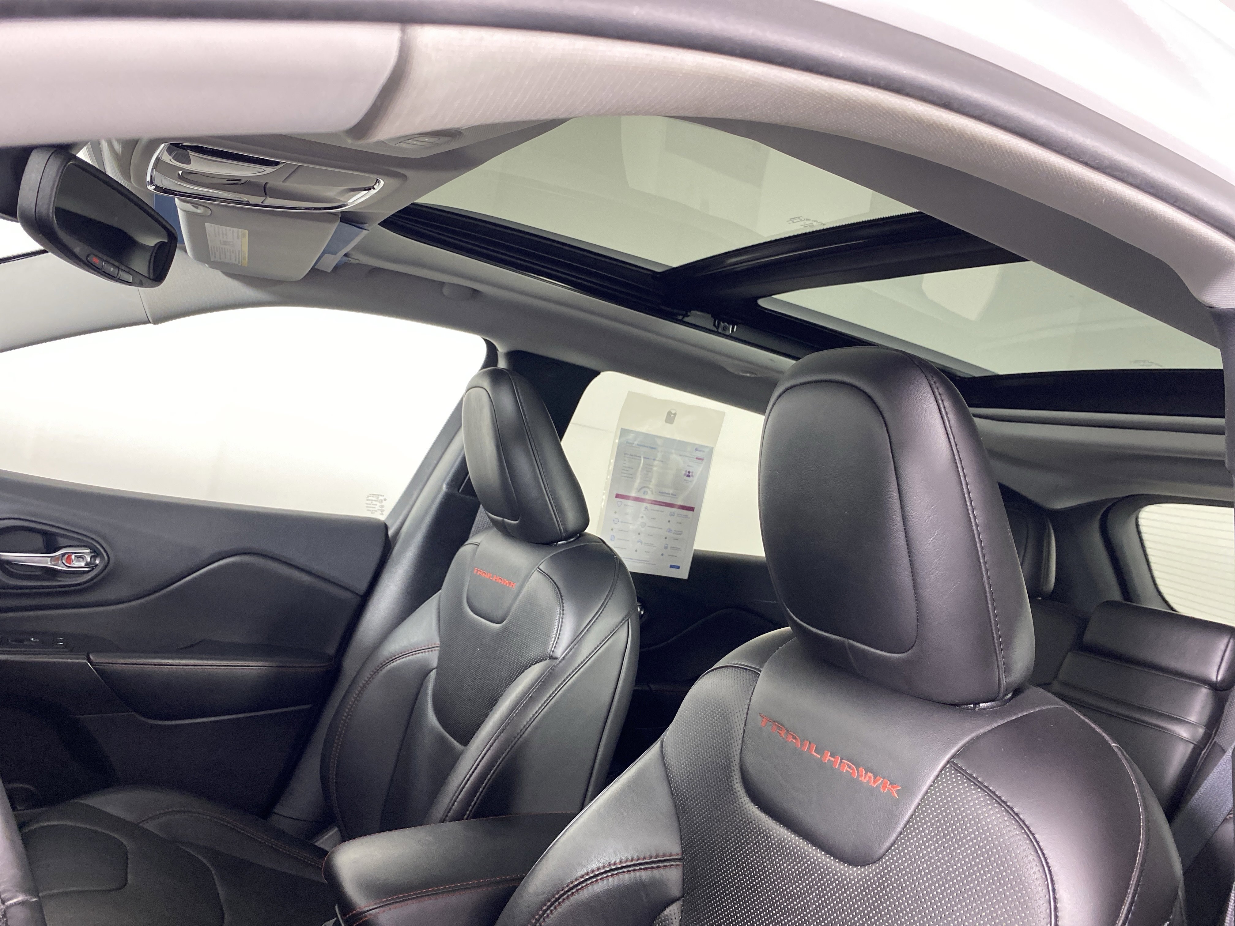 Used 2019 Jeep Cherokee Trailhawk image 2