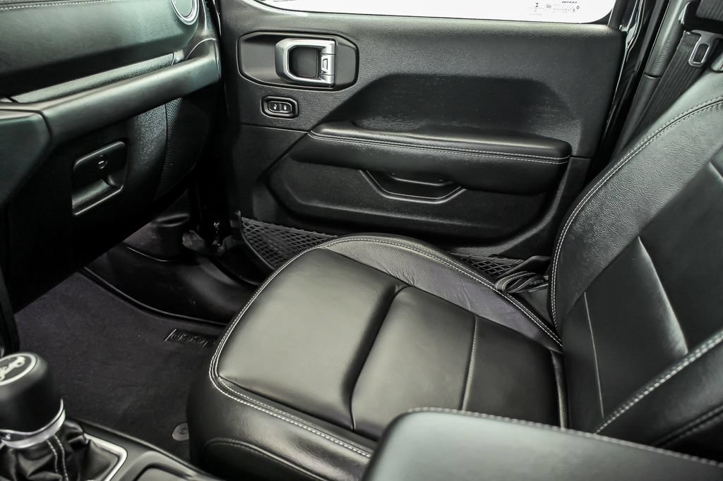 Used 2018 Jeep Wrangler Unlimited Sahara AWD/4WD image 24