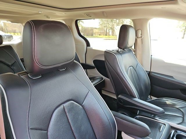Used 2022 Chrysler Pacifica Limited w/ Uconnect Theater Family Group image 12