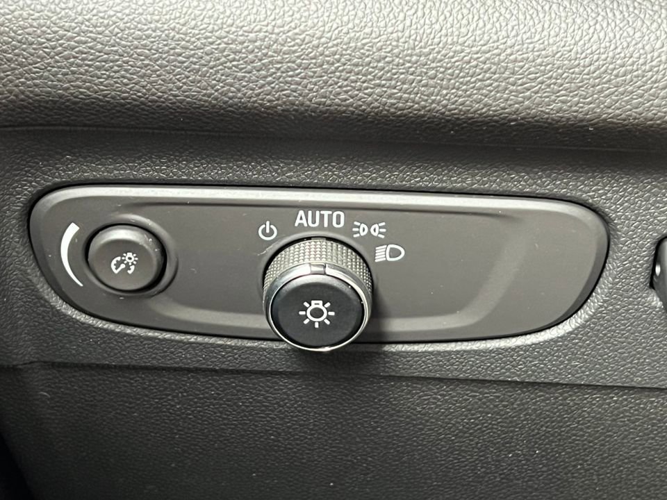 Used 2023 Buick Envision Essence w/ Technology Package I image 19