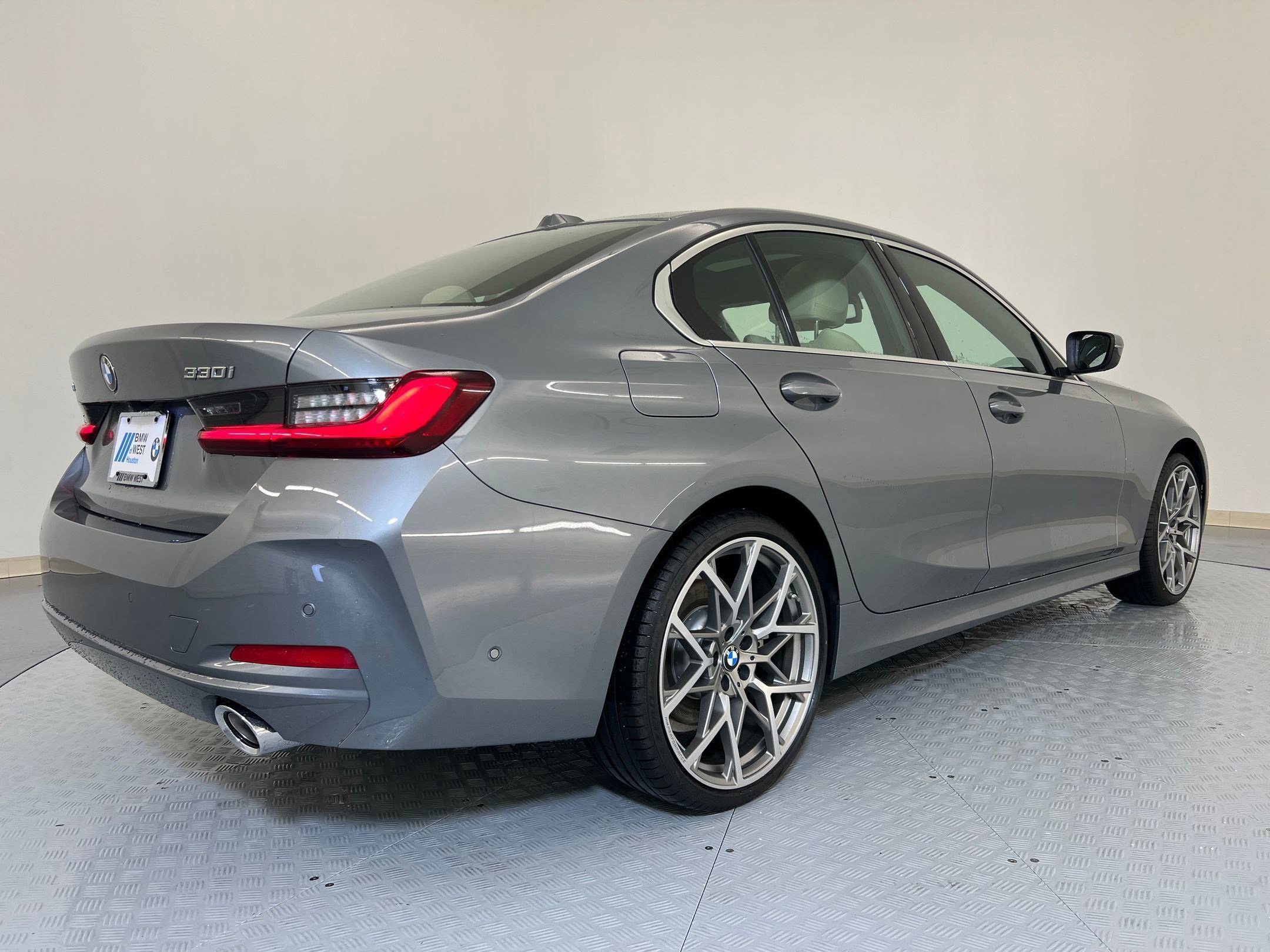 Used 2025 BMW 330i xDrive Sedan w/ Premium Package AWD/4WD image 8