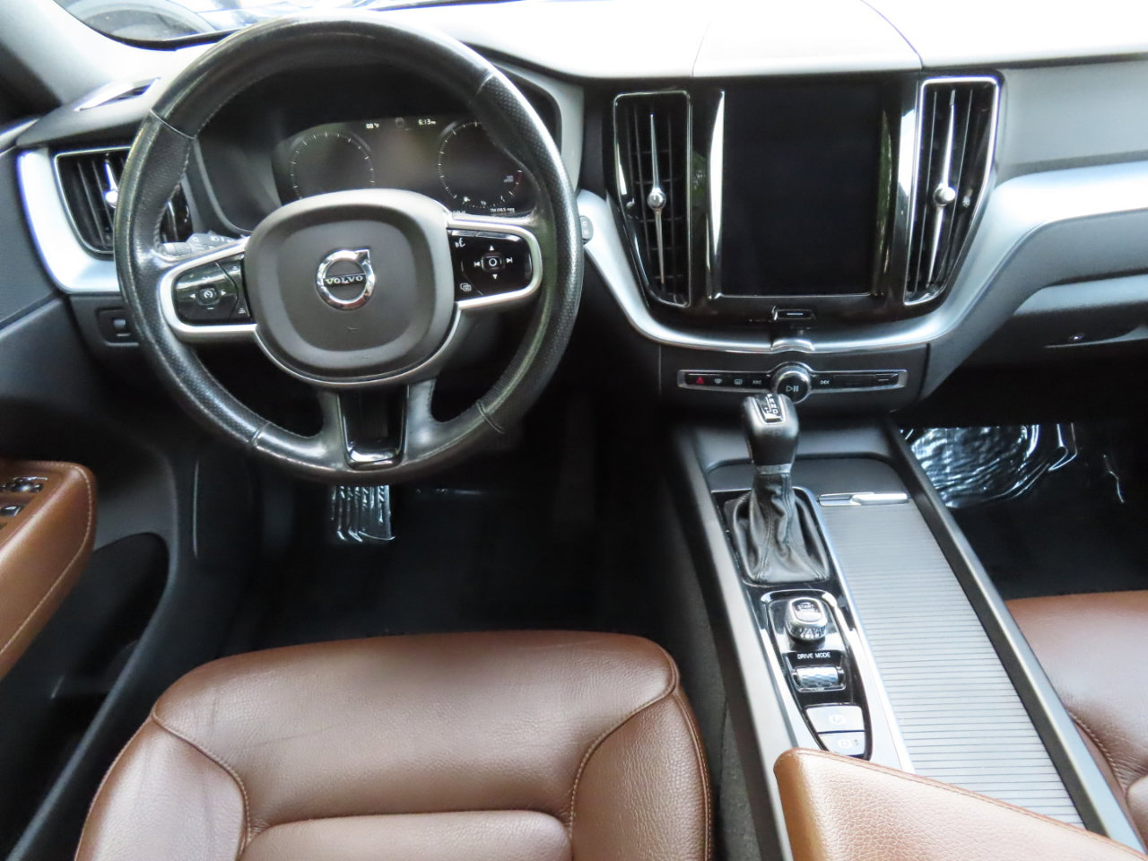 Used 2018 Volvo XC60 T6 Momentum w/ Convenience Package image 12