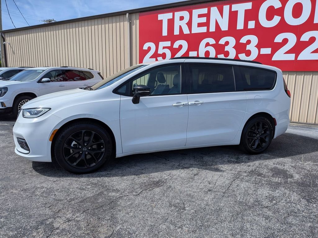 Used 2025 Chrysler Pacifica Limited video 2