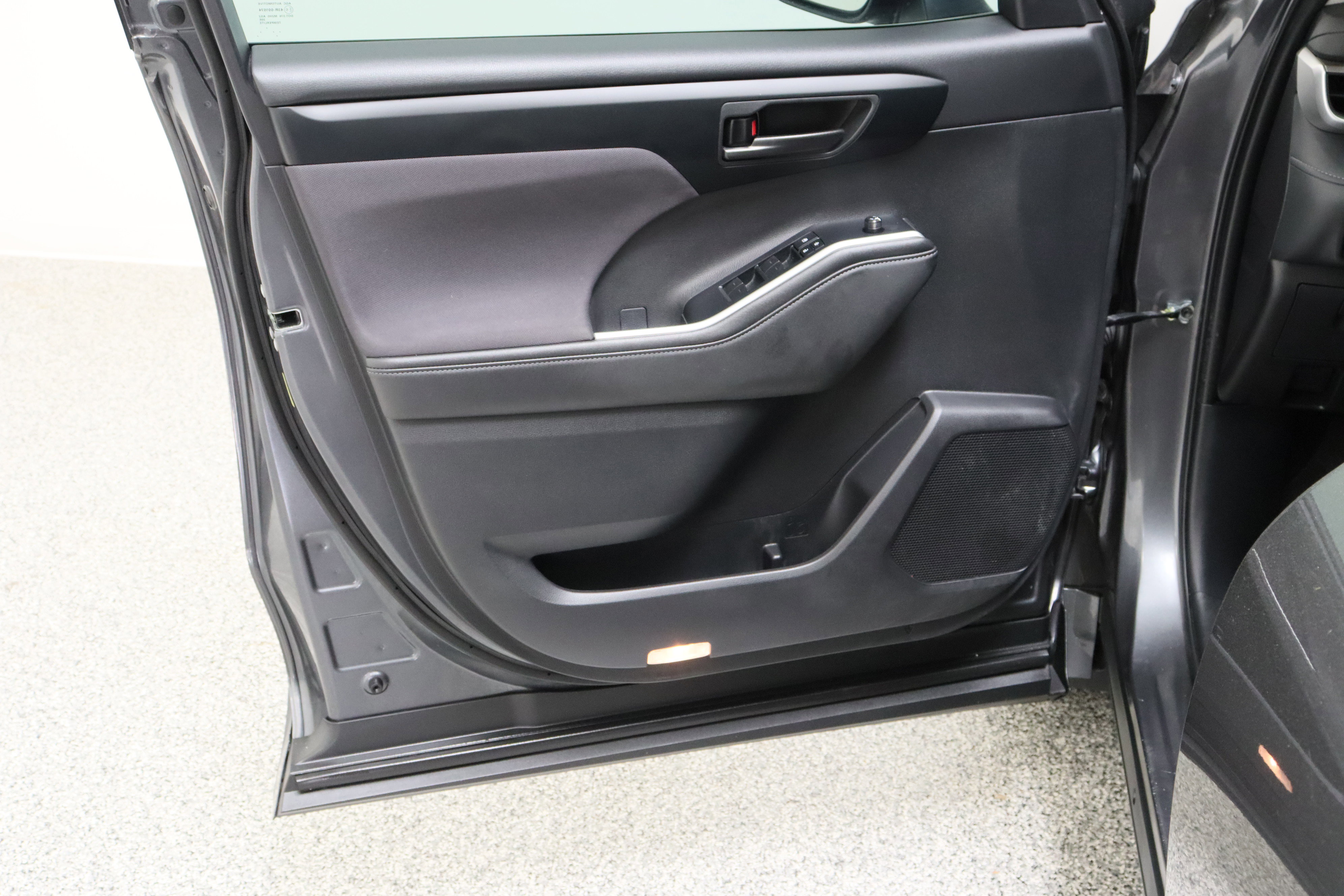 Certified 2025 Toyota Highlander LE image 12