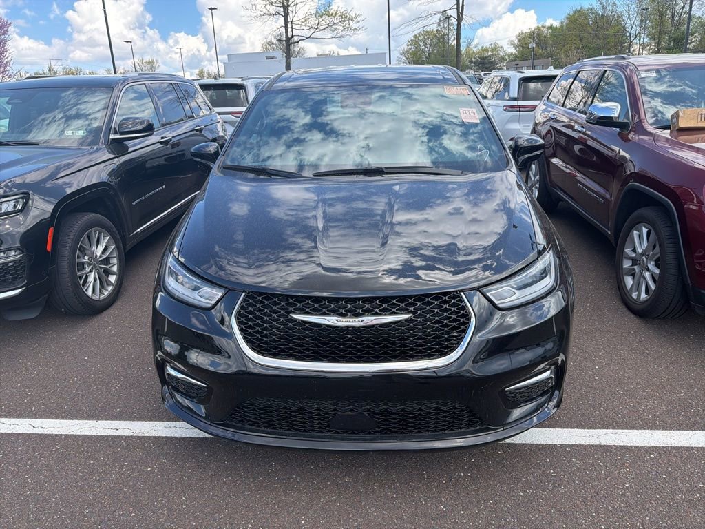 Used 2025 Chrysler Pacifica Select image 5