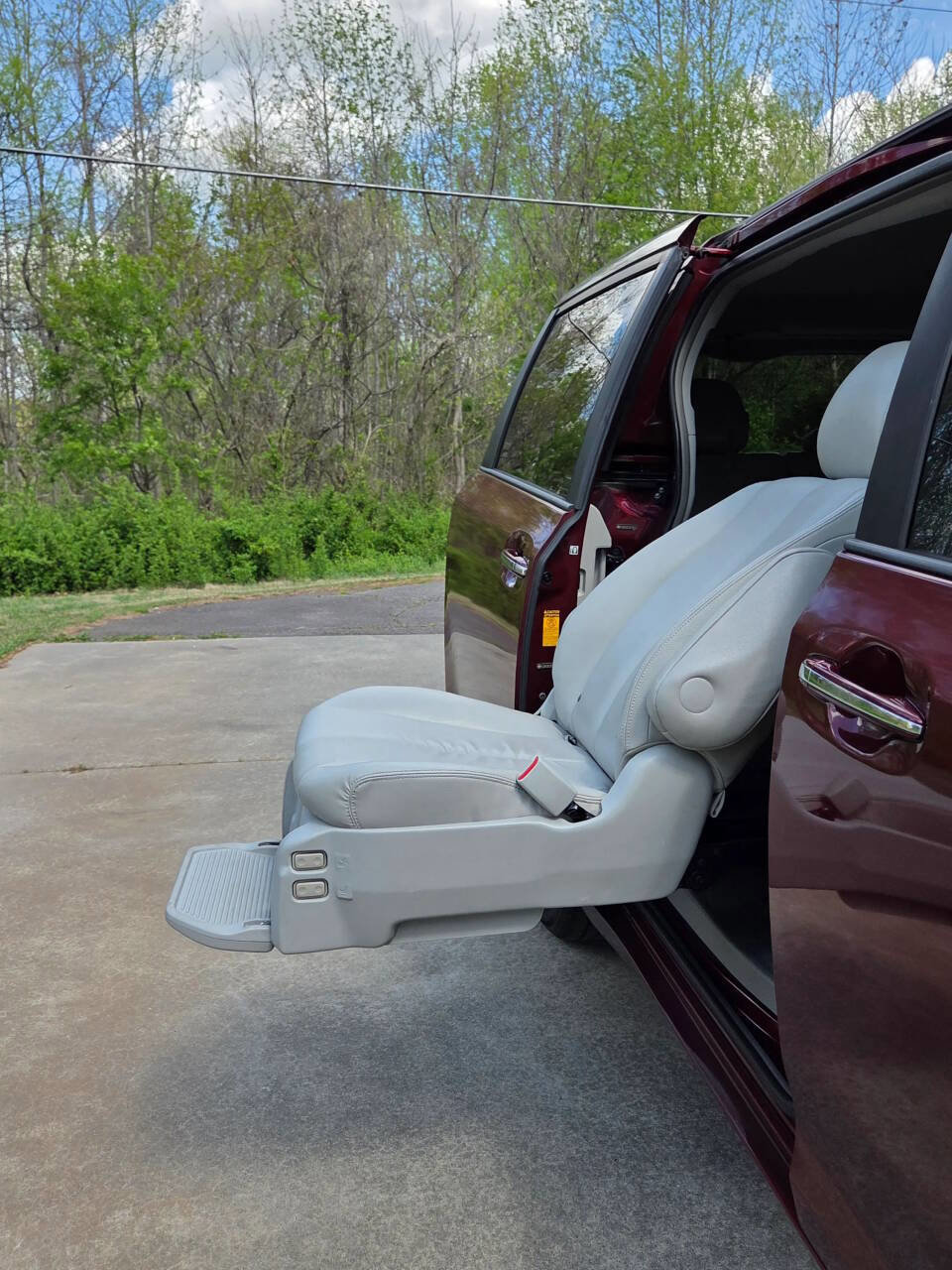 Used 2013 Toyota Sienna XLE image 22