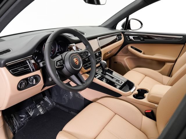 Certified 2026 Porsche Macan AWD/4WD image 4