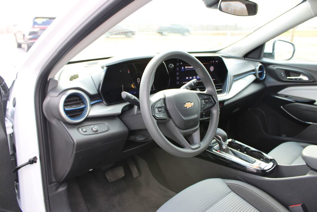 Used 2025 Chevrolet Trax LT image 19
