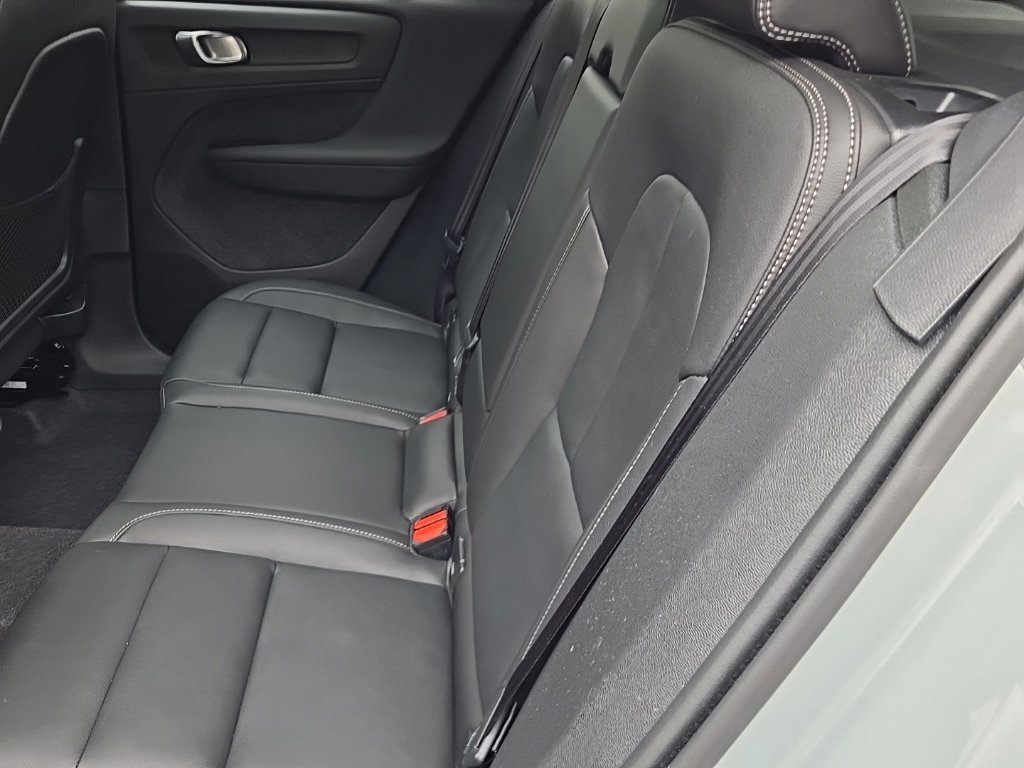 Certified 2025 Volvo XC40 B5 Ultra AWD/4WD image 14