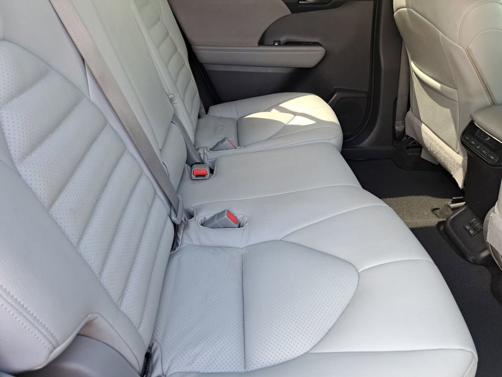 Used 2022 Toyota Highlander LE image 22