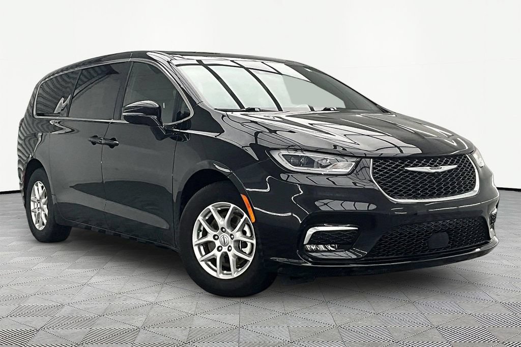 Used 2025 Chrysler Pacifica Select FWD image 12