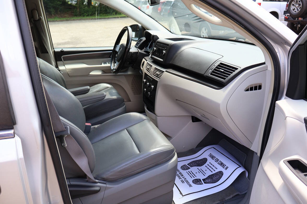 Used 2010 Volkswagen Routan SE FWD image 22