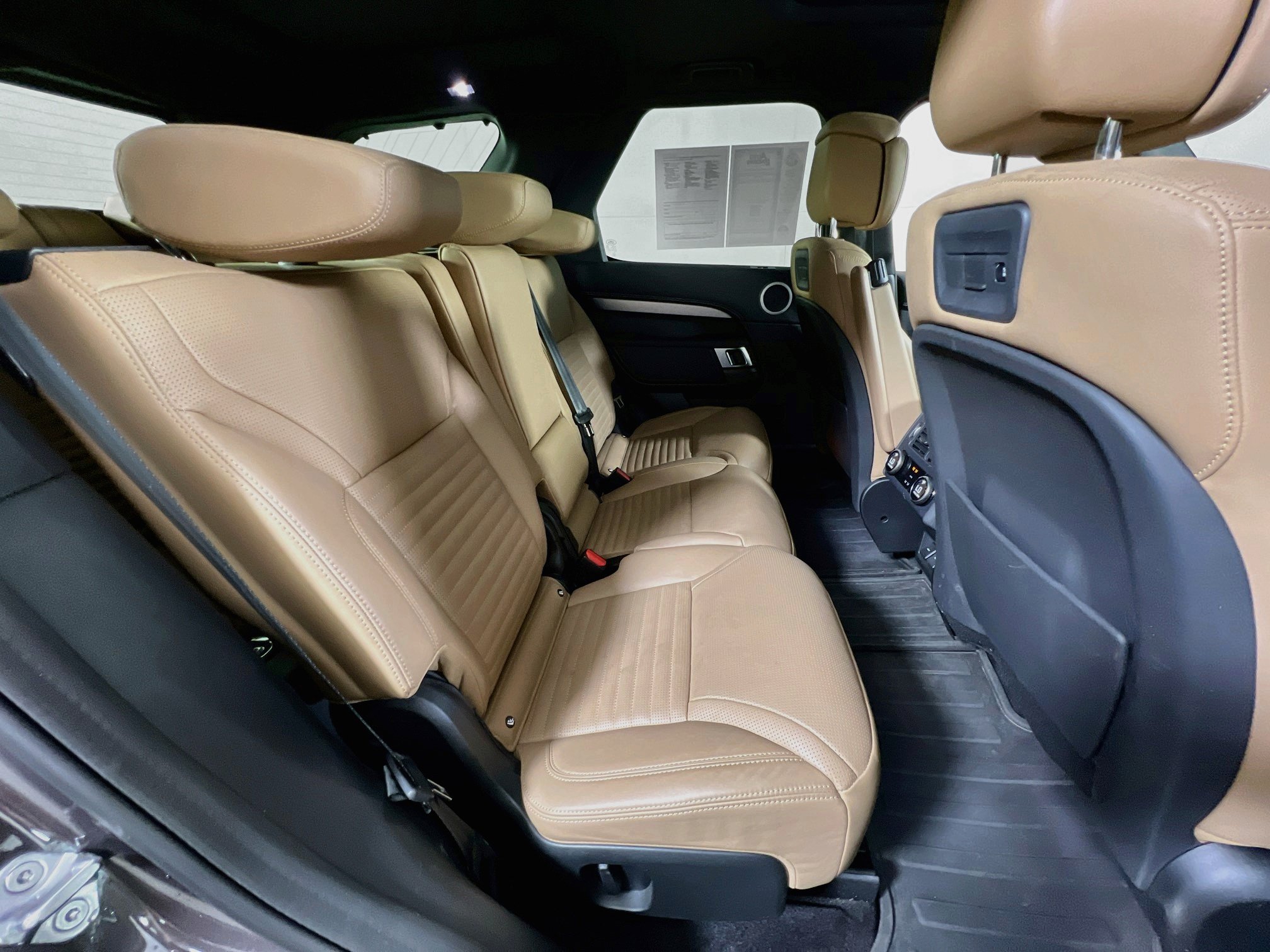 Used 2024 Land Rover Discovery Dynamic SE AWD/4WD image 30