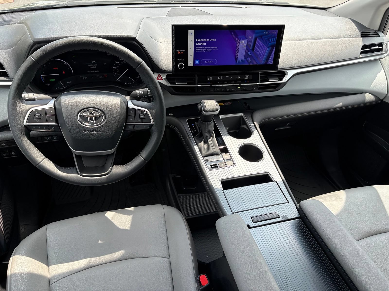 Used 2025 Toyota Sienna XLE FWD image 13