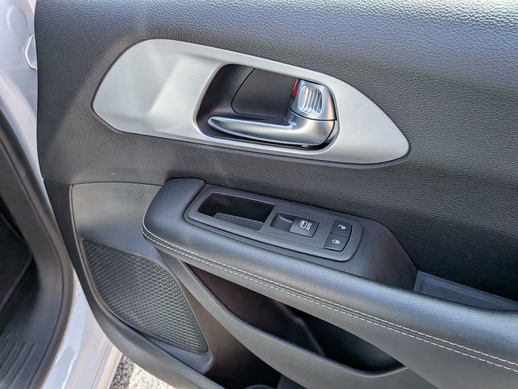 Used 2025 Chrysler Pacifica Limited image 29