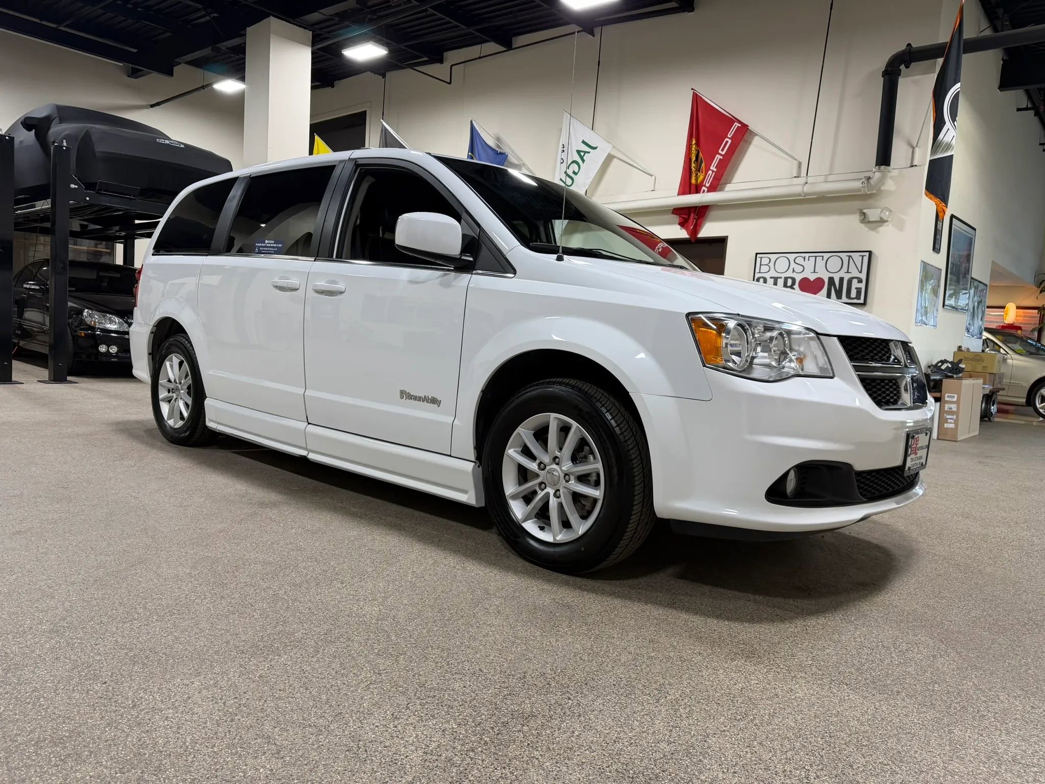 Used 2019 Dodge Grand Caravan SXT FWD image 4