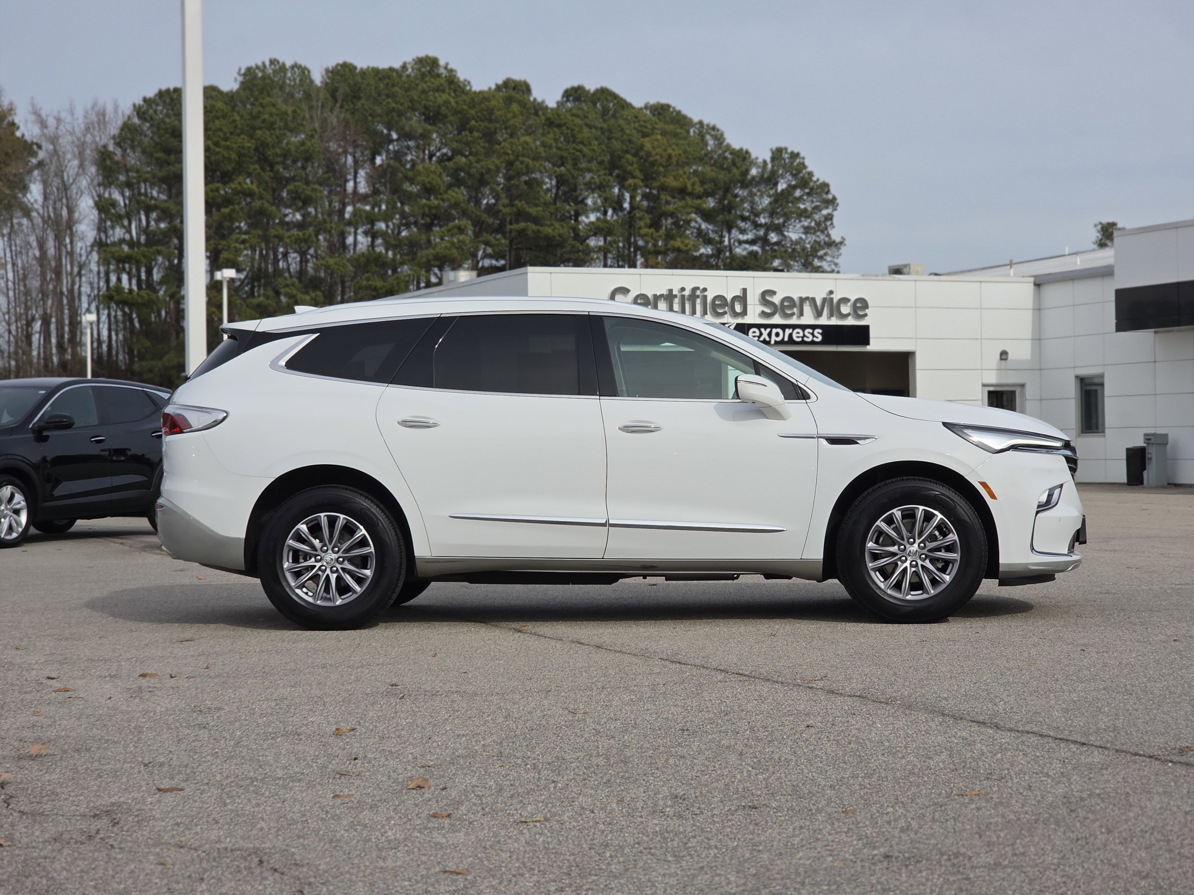 Used 2023 Buick Enclave Essence image 8